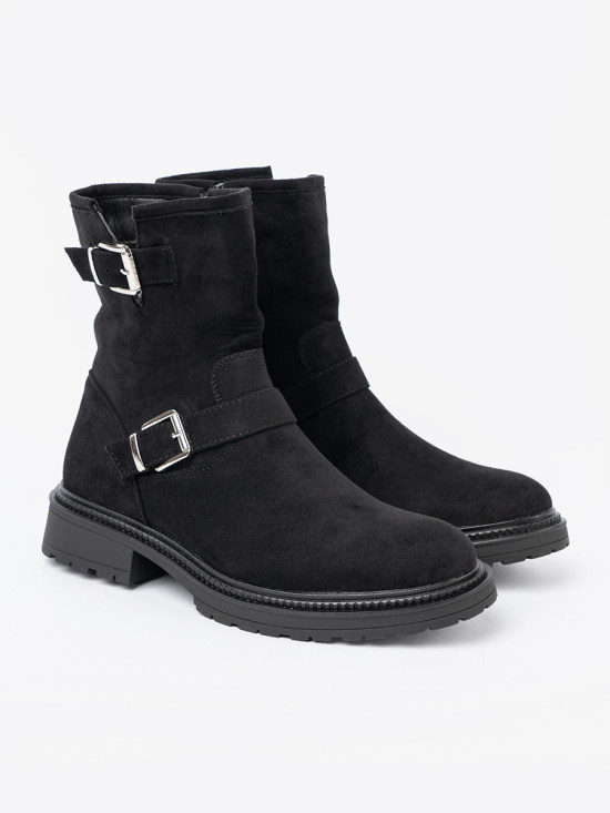 Moderne schwarze Stiefeletten mit silbernen Schnallen