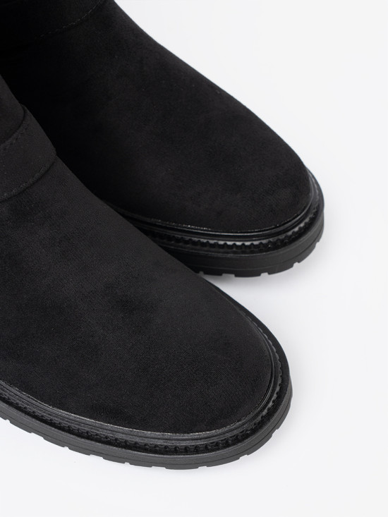 Moderne schwarze Stiefeletten mit silbernen Schnallen