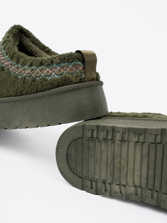 Dunkelgrüne, weiche Schneestiefel ohne Ferse