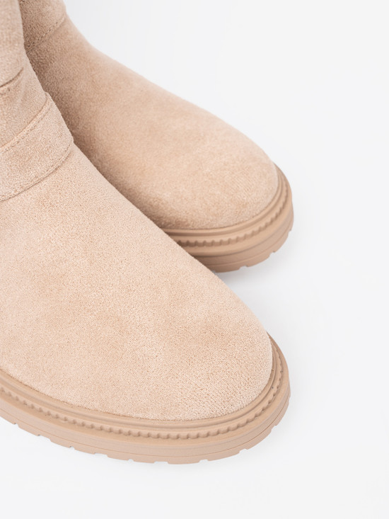 Stilvolle beige Stiefeletten mit dekorativen Schnallen