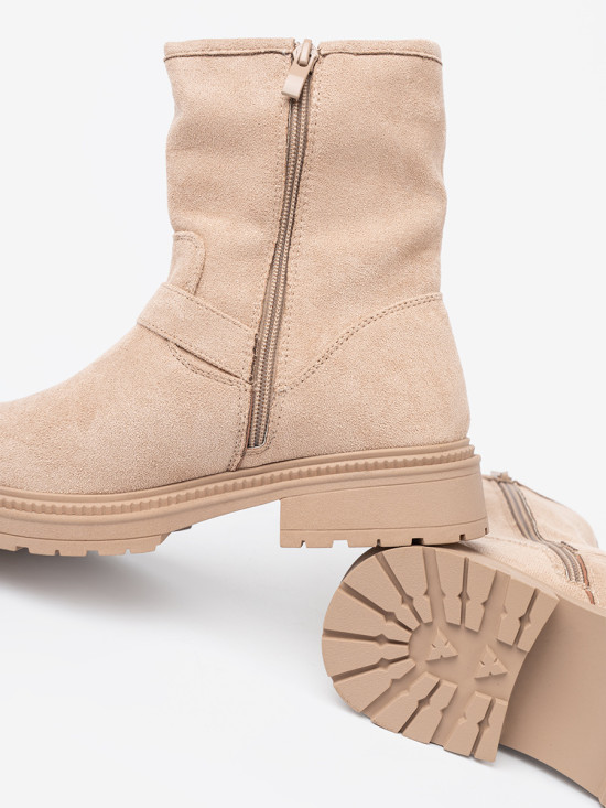Stilvolle beige Stiefeletten mit dekorativen Schnallen