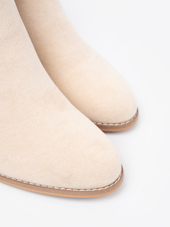 Helle beige Stiefeletten mit Blockabsatz und dekorativer Schnalle