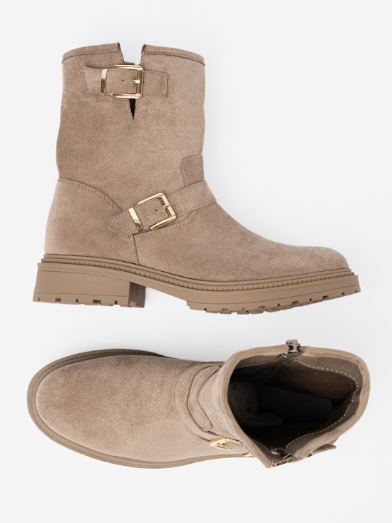Beige Wildleder Stiefeletten mit dekorativen Schnallen