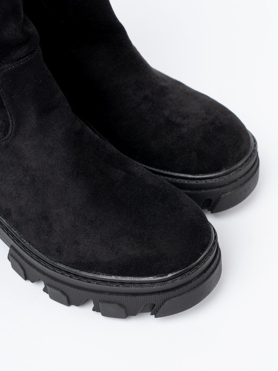 Schwarze Stiefeletten im minimalistischen Design