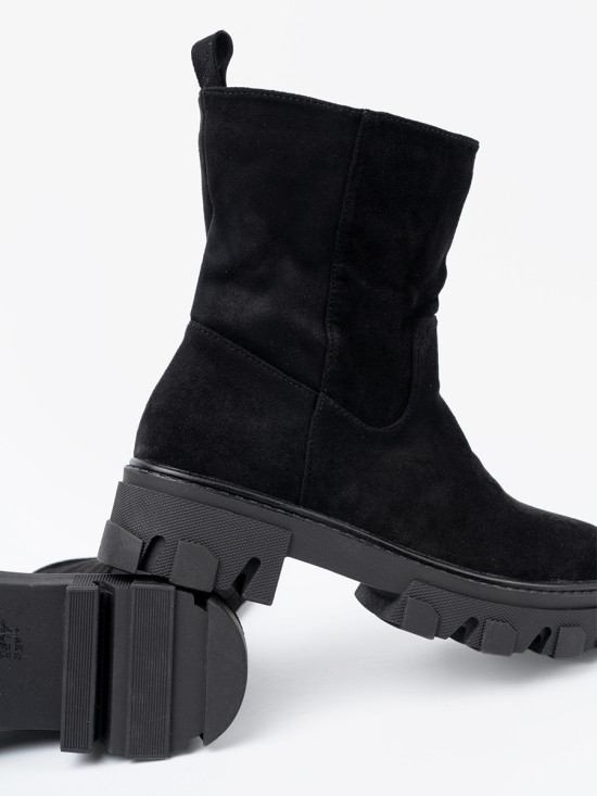 Schwarze Stiefeletten im minimalistischen Design