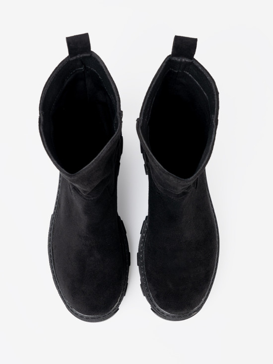 Schwarze Stiefeletten im minimalistischen Design