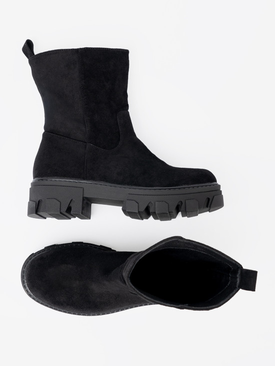 Schwarze Stiefeletten im minimalistischen Design