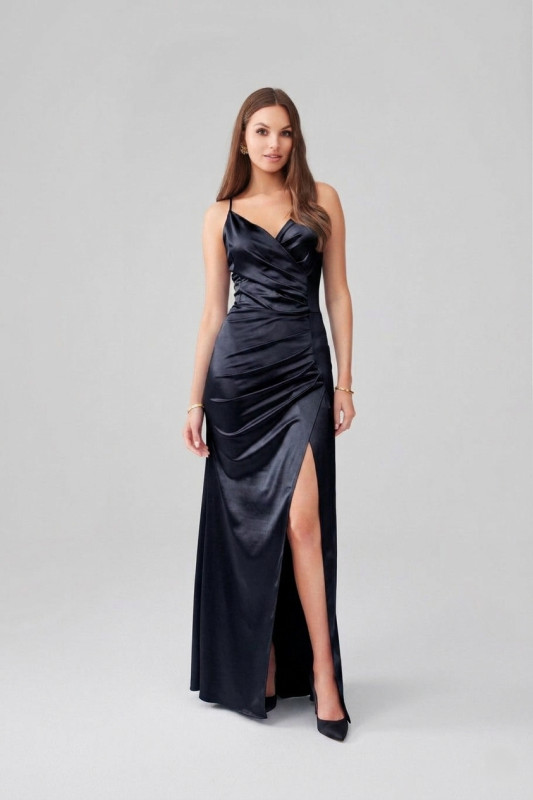 Langes schwarzes Kleid mit offenem Rücken und Spaghettiträgern aus Satin-Stoff