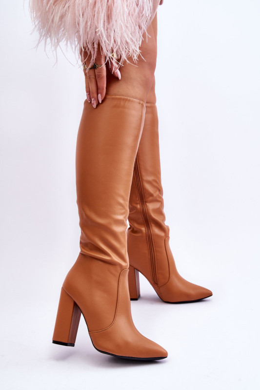 Klassische braune Stiefel mit Blockabsatz aus Kunstleder