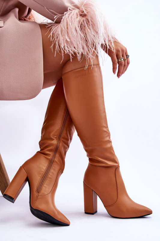 Klassische braune Stiefel mit Blockabsatz aus Kunstleder