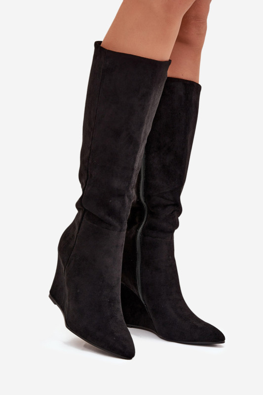 Gefütterte schwarze Stiefel mit Keilabsatz
