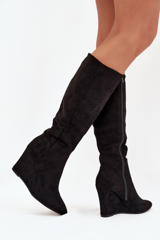 Gefütterte schwarze Stiefel mit Keilabsatz