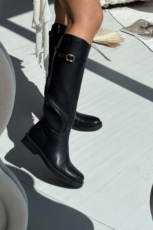 Schwarze Overknee-Stiefel mit flachem Absatz und goldener Schnalle