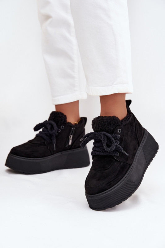 Schwarze Snowboots mit Lammfell auf Plateausohle