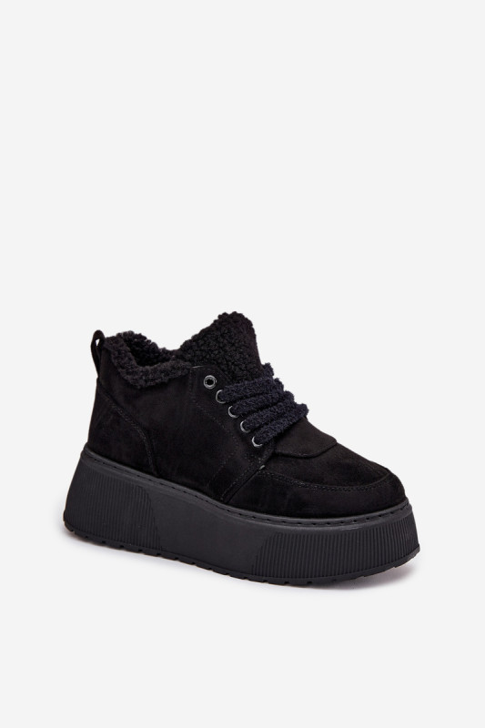 Schwarze Snowboots mit Lammfell auf Plateausohle