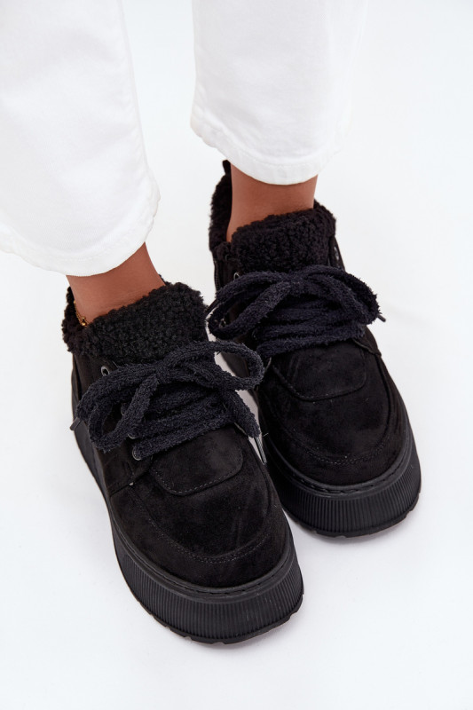 Schwarze Snowboots mit Lammfell auf Plateausohle