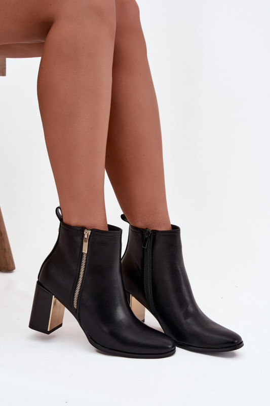 Schwarze Stiefelette mit Blockabsatz aus Kunstleder