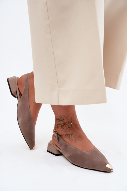 Beige Wildleder-Sandale mit niedrigem Absatz