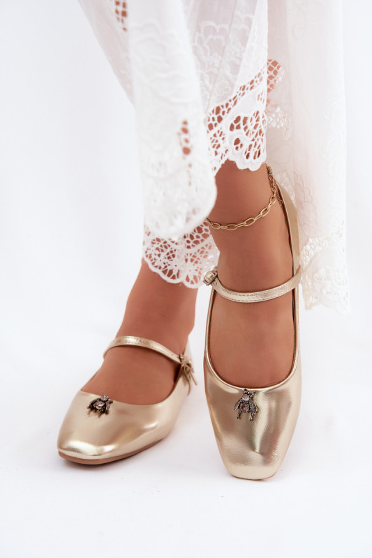 Ballerina mit Riemen und Schmuckdetail aus goldfarbenem Kunstleder