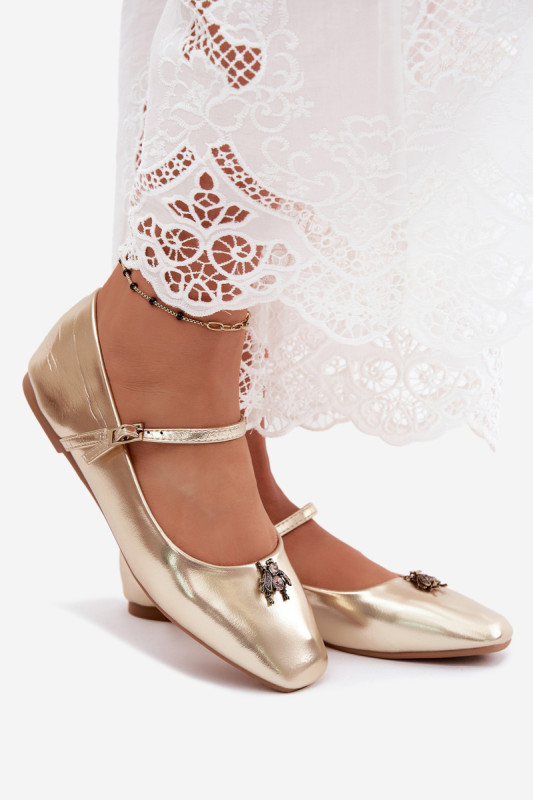 Ballerina mit Riemen und Schmuckdetail aus goldfarbenem Kunstleder