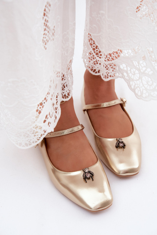 Ballerina mit Riemen und Schmuckdetail aus goldfarbenem Kunstleder