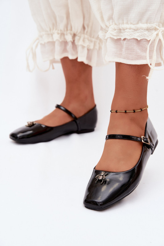 Lackierte Ballerinas mit Riemen und Zierapplikation aus Kunstleder, schwarz