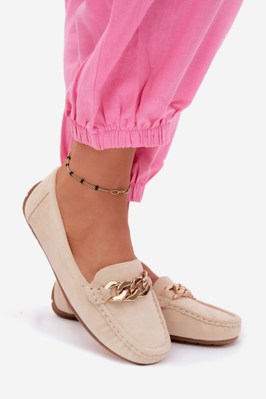 Beige Mokassins mit goldener Kette aus Wildlederimitat