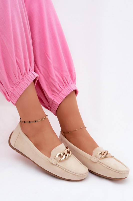 Beige Mokassins mit goldener Kette aus Wildlederimitat