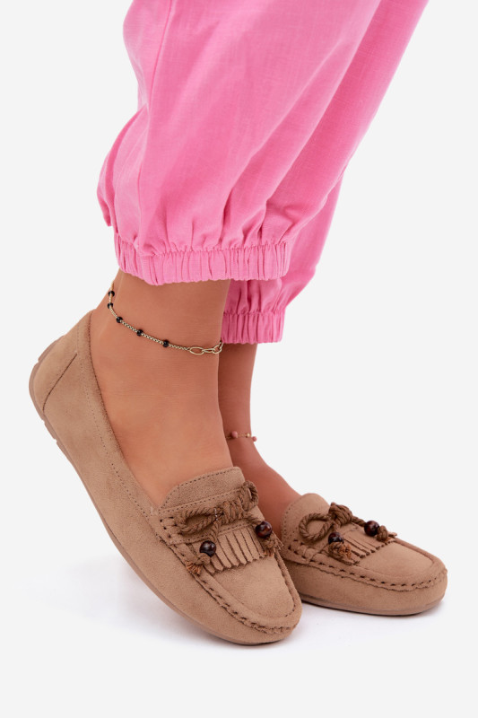 Beige Mokassins aus Veloursleder mit Schleife und Fransen