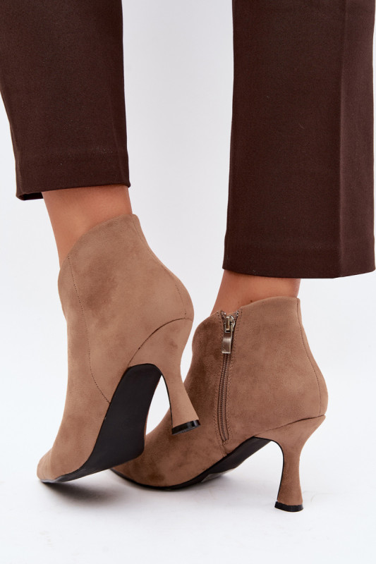 Beige Stiefelette mit schlankem Absatz und spitzer Kappe