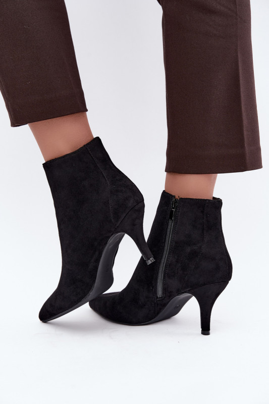 Stiefelette mit Stiletto-Absatz aus schwarzem Kunstveloursleder