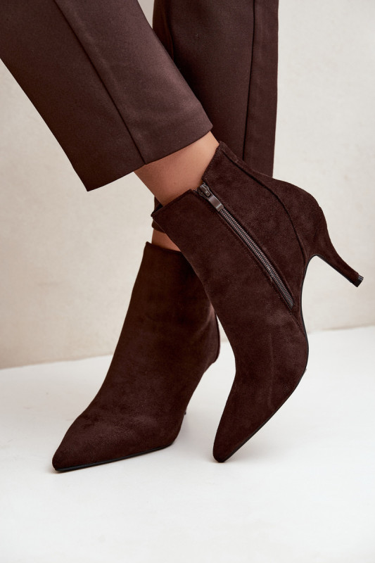 Stiefelette mit Stiletto-Absatz aus braunem Kunstveloursleder