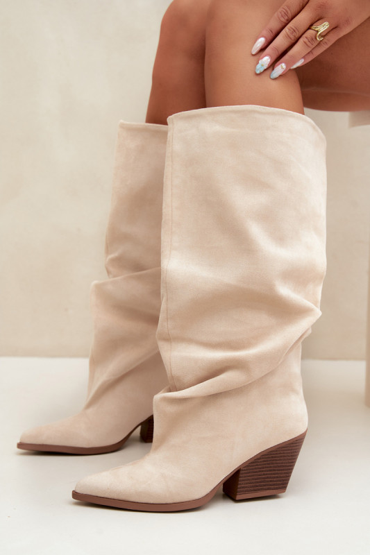 Beige Stiefel aus Veloursleder mit gerafftem Schaft und Absatz