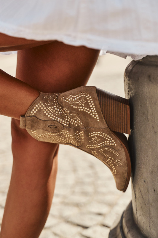 Beige Cowboy-Stiefelette mit goldener Verzierung