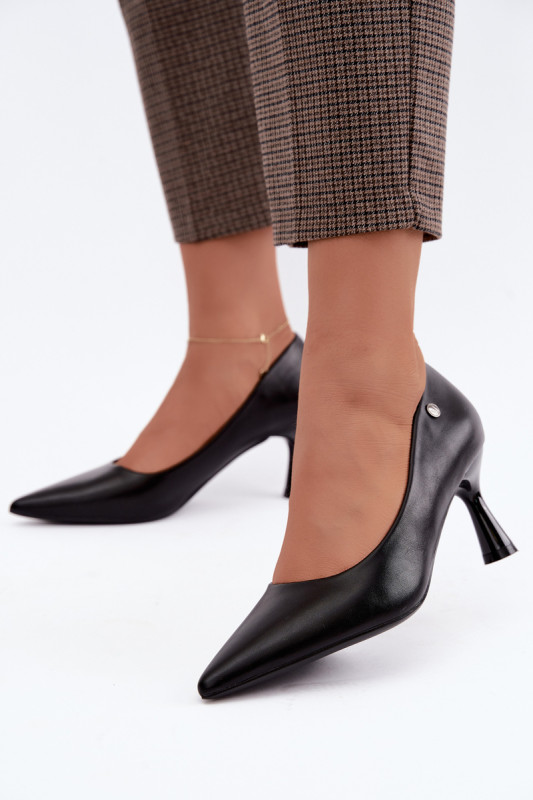 Schwarze Pumps mit schlankem Absatz aus Kunstleder