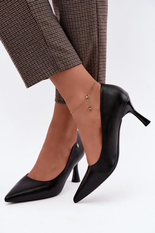 Schwarze Pumps mit schlankem Absatz aus Kunstleder