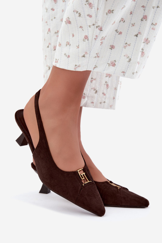 Braune Pumps aus Veloursleder mit offener Ferse und dekorativem Detail