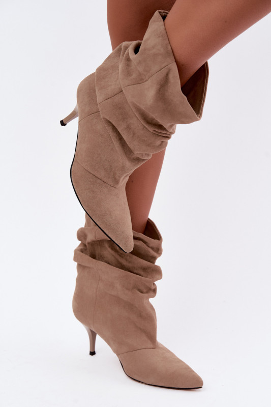 Beige Slouchy Stiefelette aus Veloursleder mit Stilettoabsatz