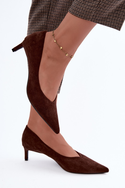 Pumps mit spitzer Kappe aus braunem Veloursleder