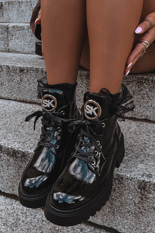 Lackierte gefütterte Stiefelette mit goldenem Detail schwarz
