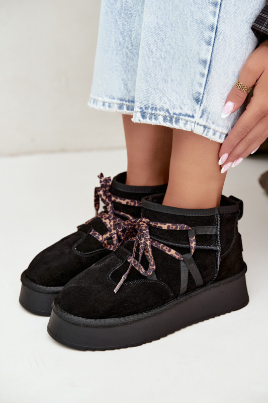 Schwarze Schneestiefel aus Veloursleder mit Schnürung und Plateausohle