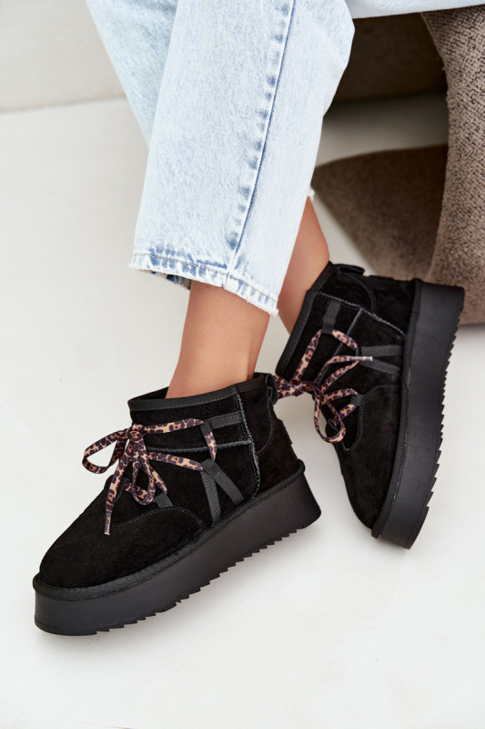 Schwarze Schneestiefel aus Veloursleder mit Schnürung und Plateausohle