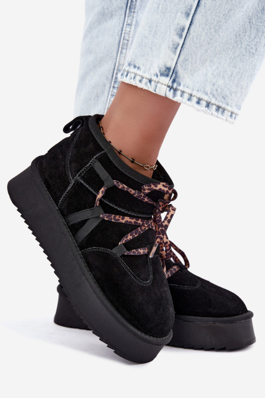 Schwarze Schneestiefel aus Veloursleder mit Schnürung und Plateausohle