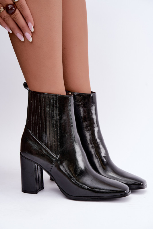 Schwarze lackierte Stiefelette mit Blockabsatz