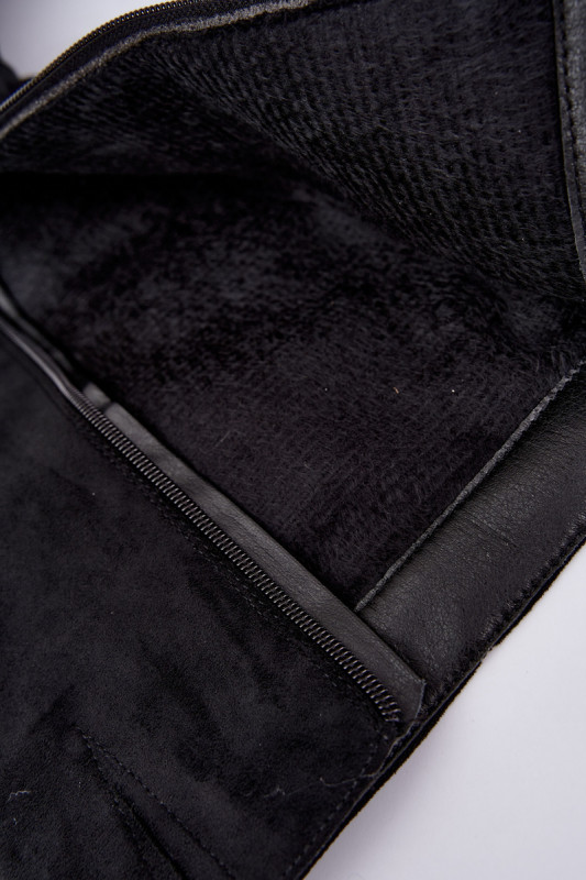 Gefütterte schwarze Overknee-Stiefel aus Veloursleder mit niedrigem Absatz