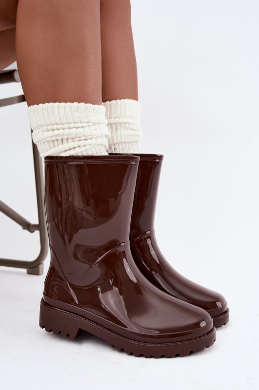 Braune Gummistiefel mit flachem Absatz
