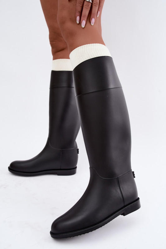 Hohe schwarze Gummistiefel mit flachem Absatz
