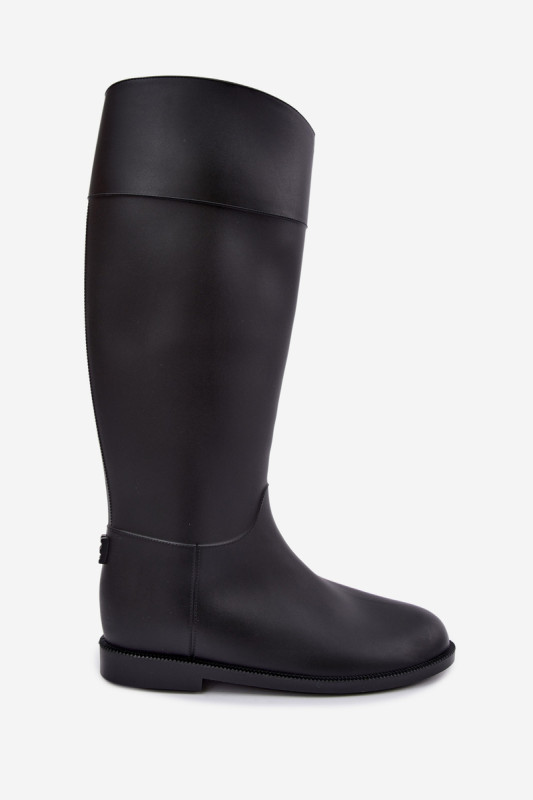 Hohe schwarze Gummistiefel mit flachem Absatz