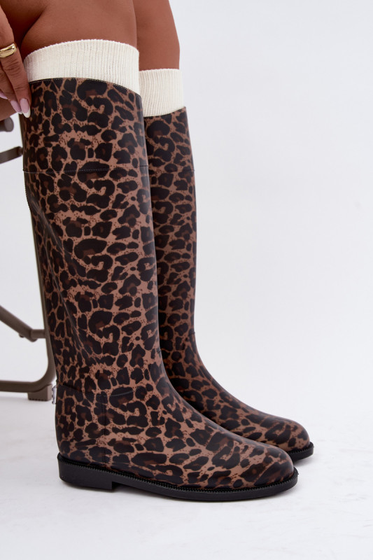 Hohe braune Gummistiefel mit flachem Absatz und Animal-Print