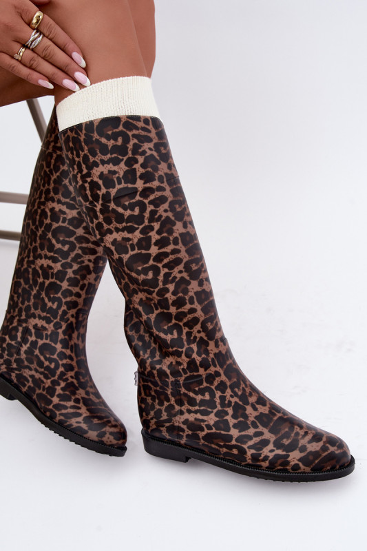 Hohe braune Gummistiefel mit flachem Absatz und Animal-Print